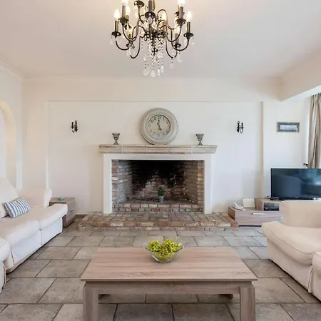 Sleeps 12 Pool Air Con Wifi