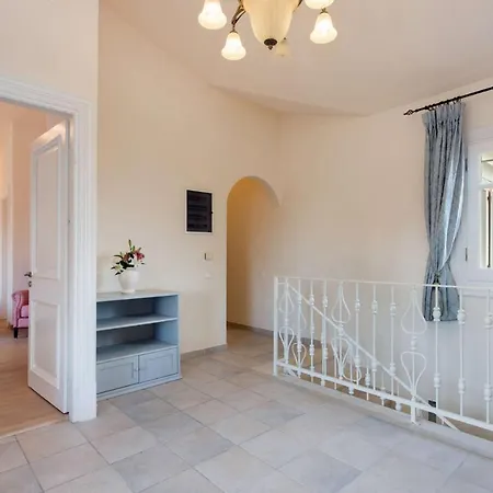 Sleeps 12 Pool Air Con Wifi