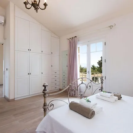 Sleeps 12 Pool Air Con Wifi Villa Kassiopi