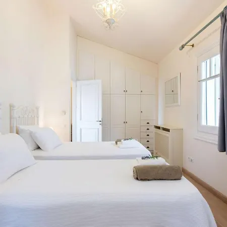 Sleeps 12 Pool Air Con Wifi Kassiopi