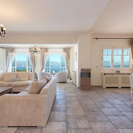 Villa Sleeps 12 Pool Air Con Wifi Kassiopi